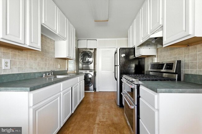Building Photo - 1002 Marton St