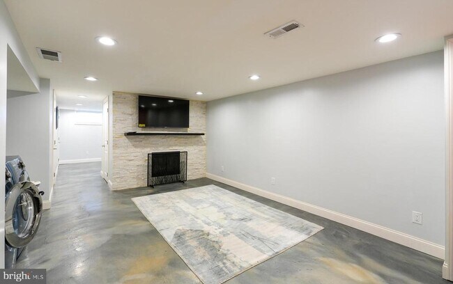 Building Photo - 3161 S Sydenham St