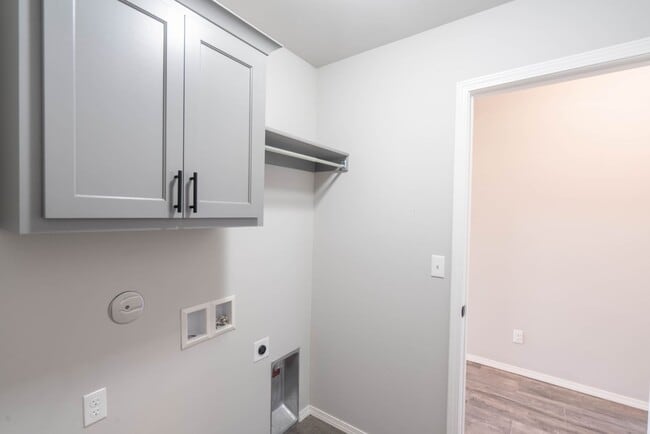 Building Photo - 3 Bed | 2 Bath in Broken Arrow!