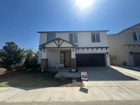 Building Photo - Stunning 3 bedroom, 3 bathroom home located in Visalia, CA.