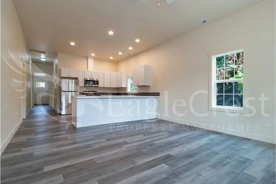Building Photo - Remodeled Four Bedroom House Located Near Whitman College