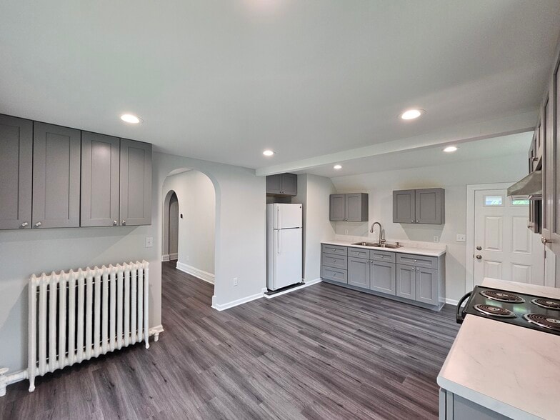 Kitchen - 919 Arcadian Ave