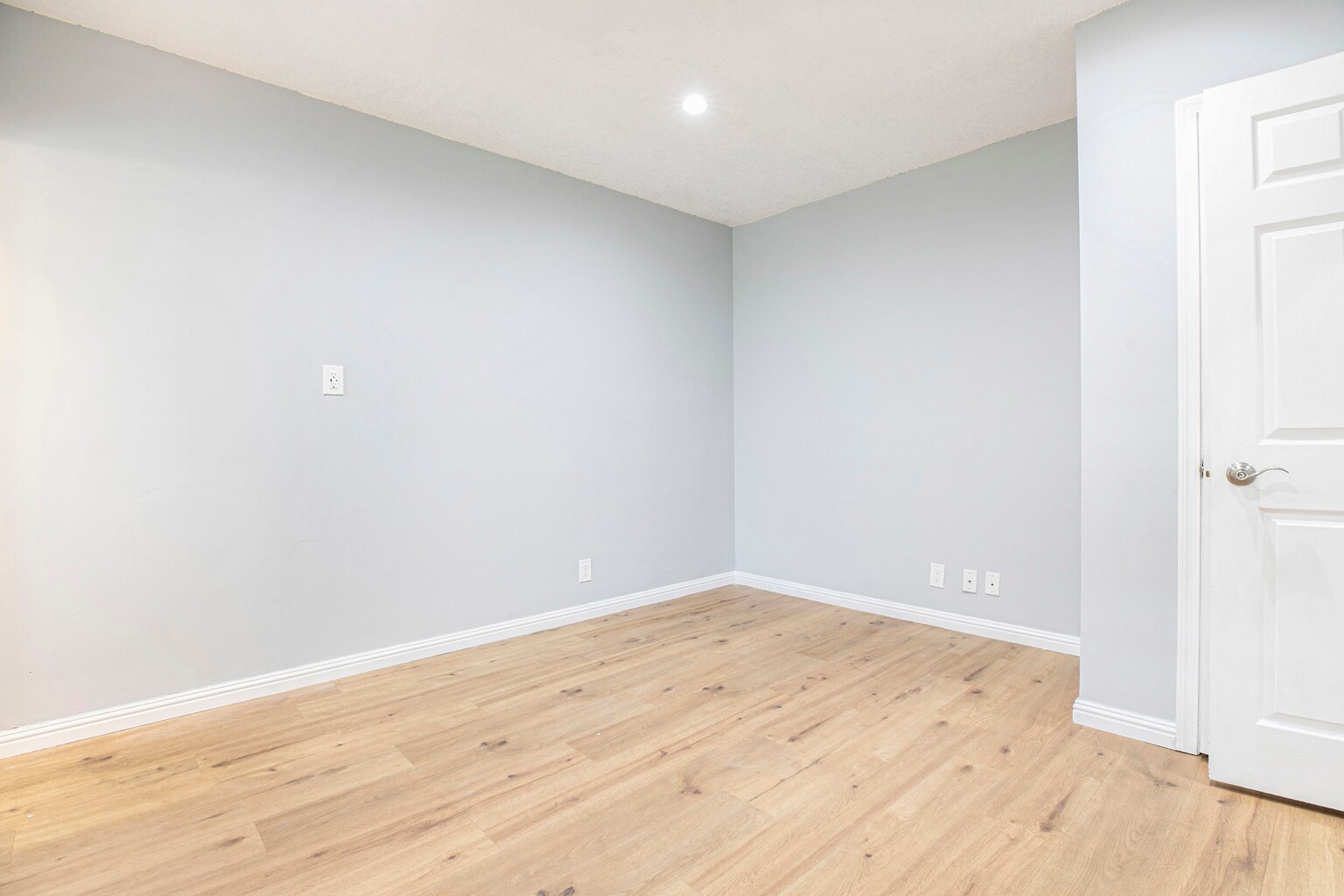 Building Photo - 10430 Langdon Ave