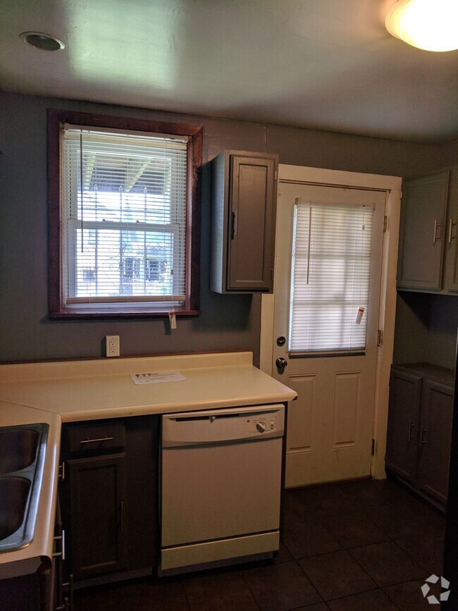 Building Photo - South Oakland Large and renovated 3 bedroo...