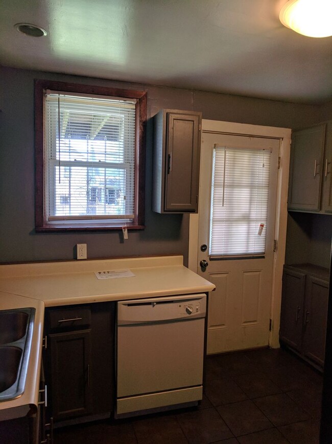 Building Photo - South Oakland Large and renovated 3 bedroo...