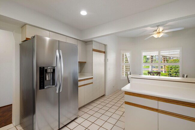 Building Photo - 270 Vista Royale Cir E