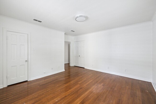 Building Photo - CHARMING 3-BEDROOM IN THE HEART OF ALAMO HEIGHTS