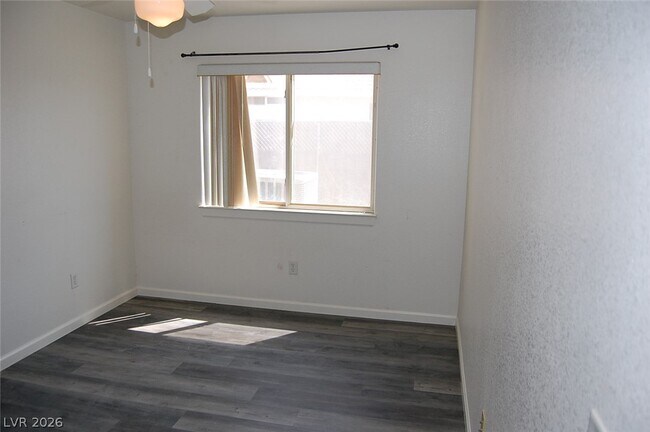 Building Photo - 4911 Ridgewood Dr