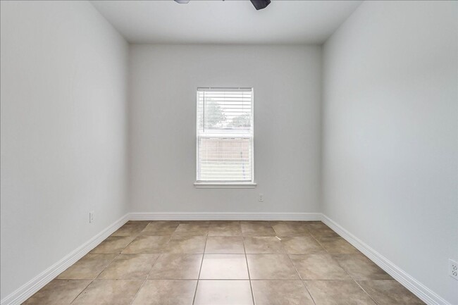 Building Photo - 2533 Lorine Dr
