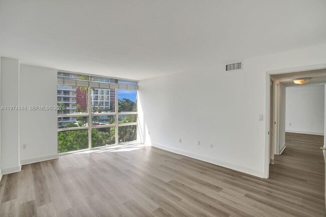 Building Photo - 1450 Brickell Bay Dr