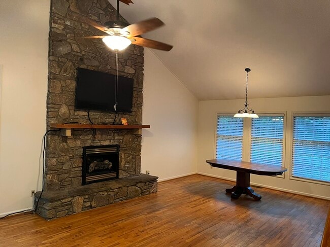 Building Photo - 487 Riverwood Dr