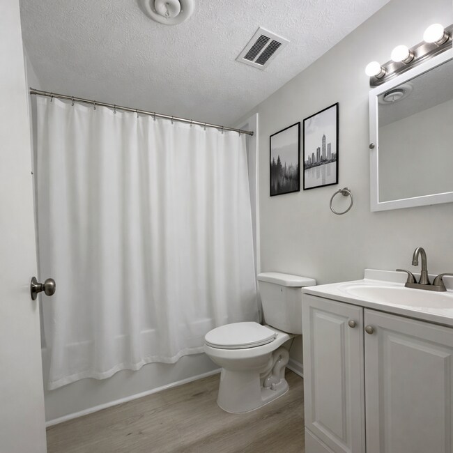 Building Photo - Newly Renovated 2 Bedroom Apartment