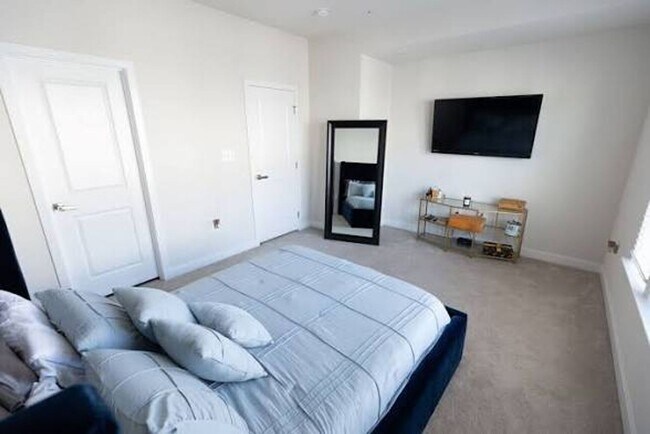 Building Photo - Available Now! Discover urban living at its finest in this 4-level gem!