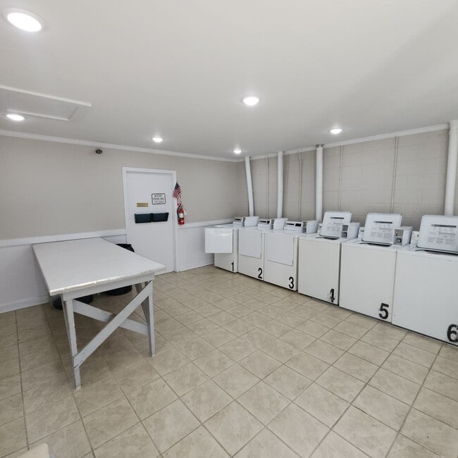 Building Photo - 2 Bedroom Townhouse Apartment FOR RENT in ...