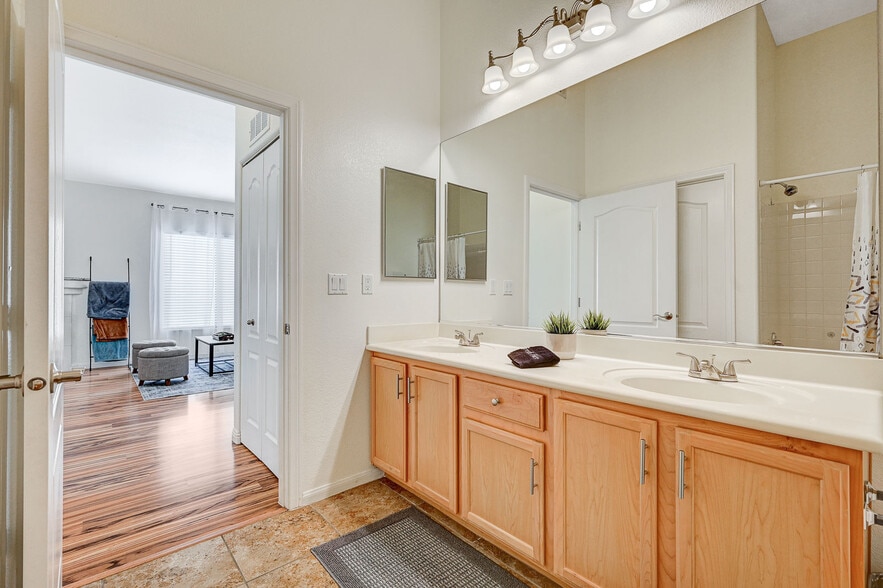 Building Photo - 3351 Indian Shadow St