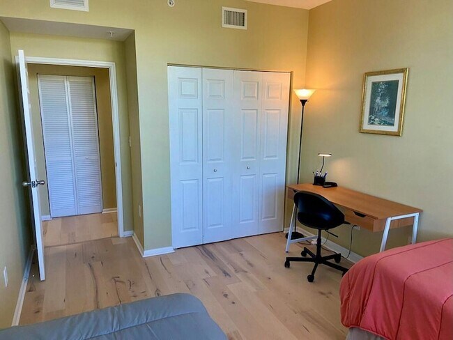 Building Photo - 802 W Windward Way