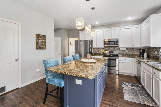 Building Photo - Luxurious 4-Bedroom Furnished Home in West...