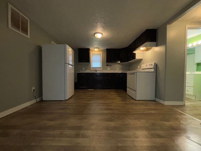 Building Photo - Adorable 2 Bedroom 1 Bathroom Home!!