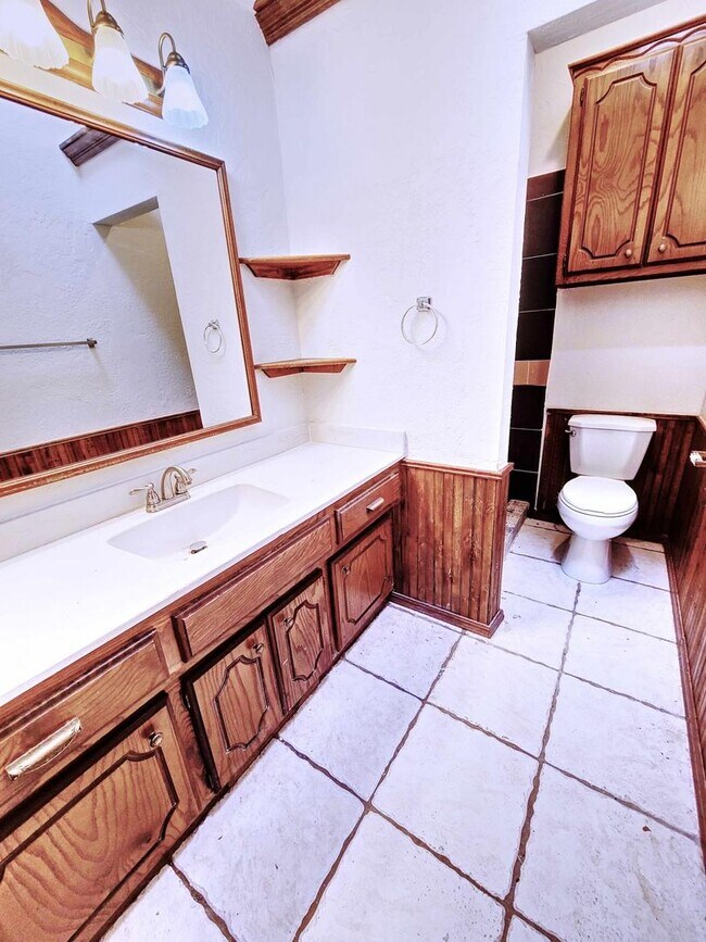 Building Photo - Spacious Living in a Prime Yukon Location