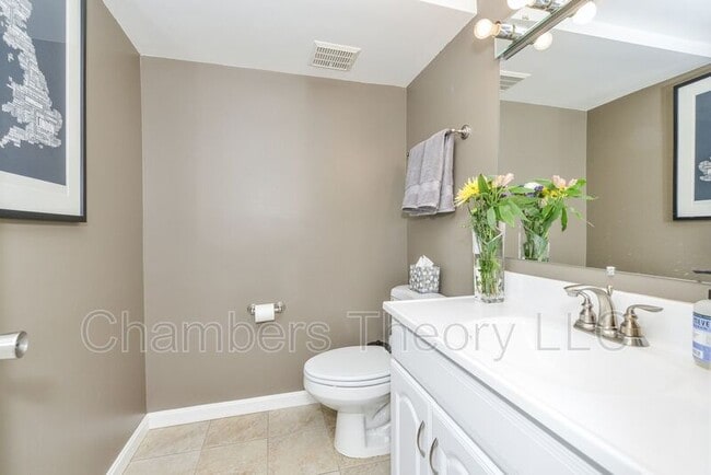 Building Photo - 629 S Henry St