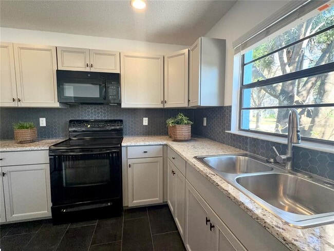 Building Photo - 2 Shine Ave