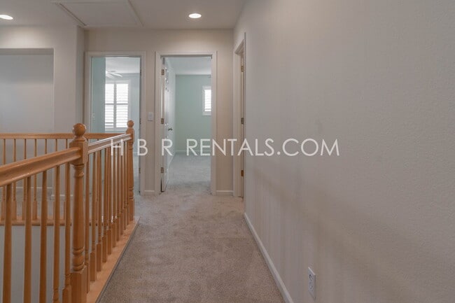 Building Photo - Comfort, Convenience & Space — Tracy Living at Its Best