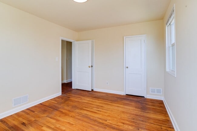 Building Photo - Charming End-Unit Townhome