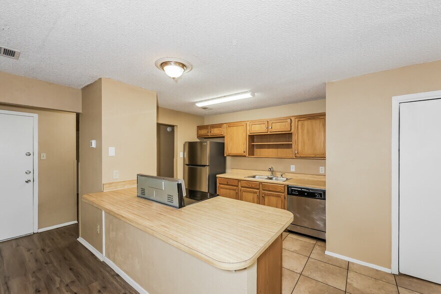 Building Photo - 6109 Springwood Dr