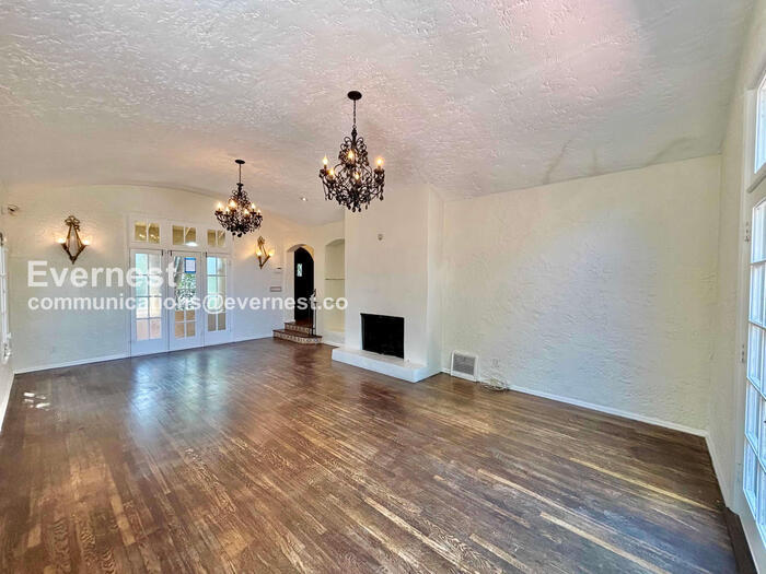Building Photo - 132 N Crescent Heights Blvd