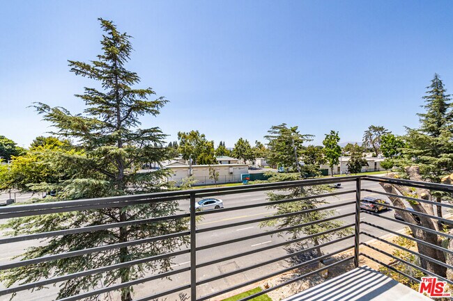 Building Photo - 6700 Balboa Blvd