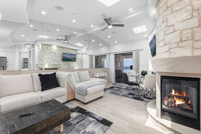 Building Photo - Fully Furnished Oceanfront Condo on Mission Beach Boardwalk