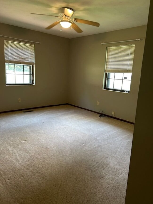 Building Photo - 2500 sq. ft. 4 Bedroom Ranch Home w/Large ...