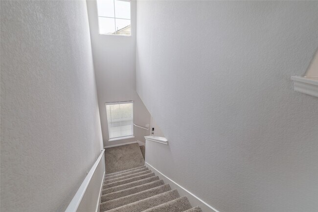 Building Photo - 445 Shiner Ln