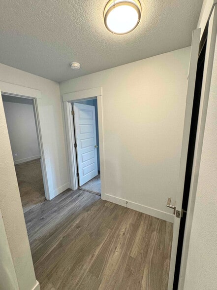 Building Photo - 302 Oak St