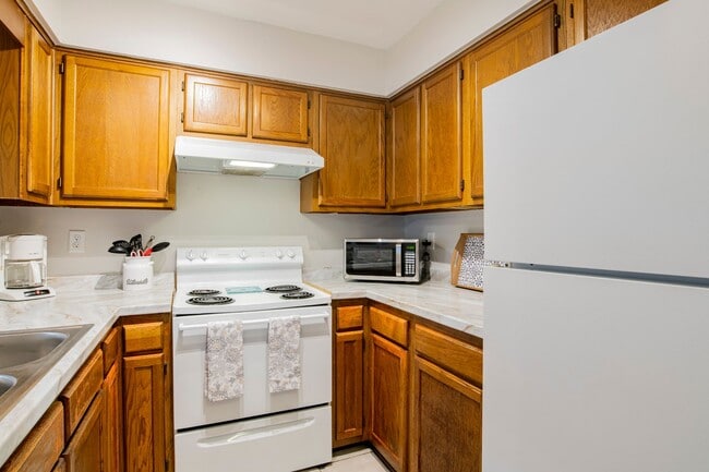 Building Photo - Conveniently Located Furnished Townhome in...