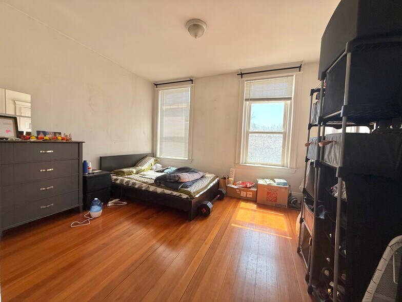 Building Photo - 1908 Beacon St