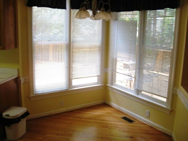 Building Photo - Pre-lease now for April!