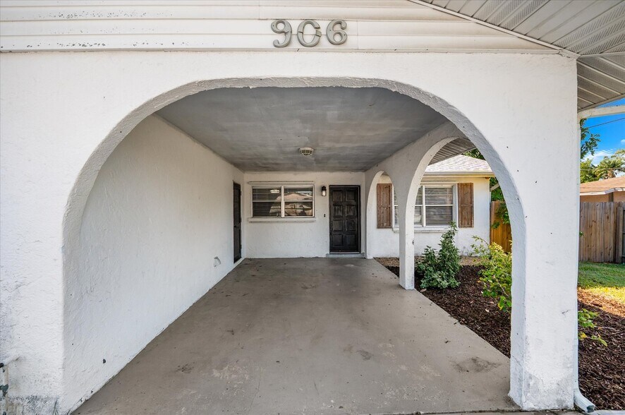 Building Photo - 906 66th Ave W
