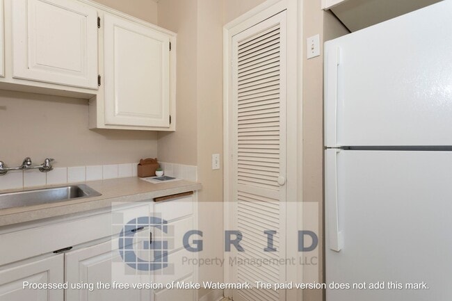 Building Photo - Charming 2 Bedroom Bungalow Available in N...