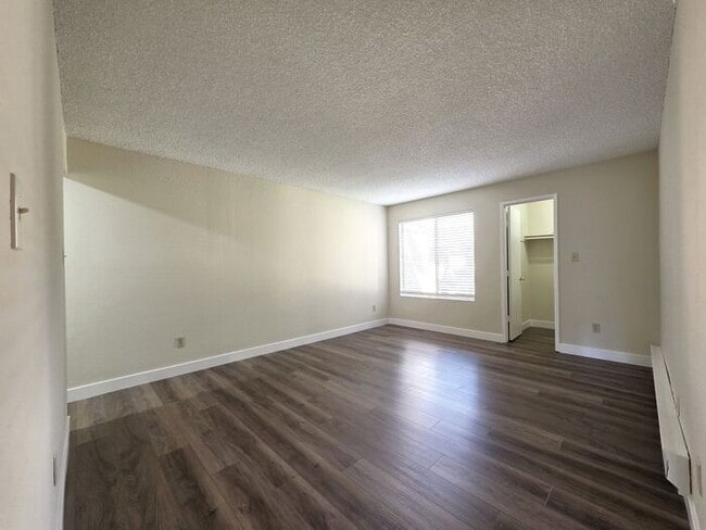 Building Photo - Updated Ground-Floor Two-bedroom One-bathr...