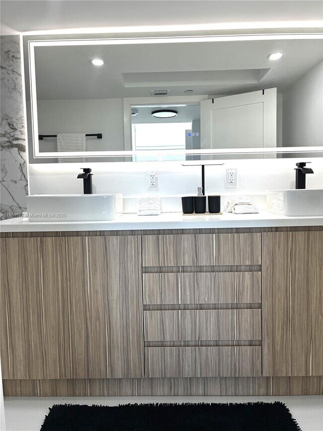 Building Photo - 6917 Collins Ave