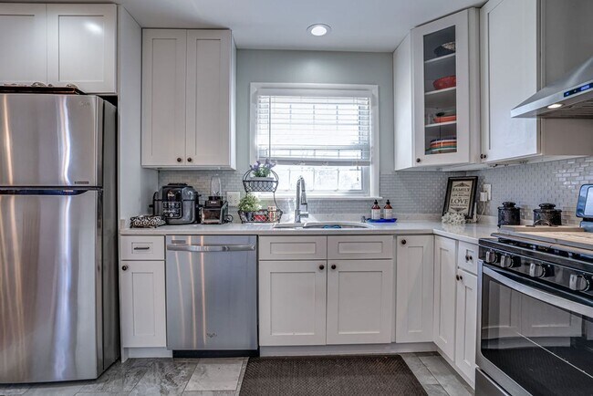 Building Photo - Gorgeous single-family home close to Belvo...