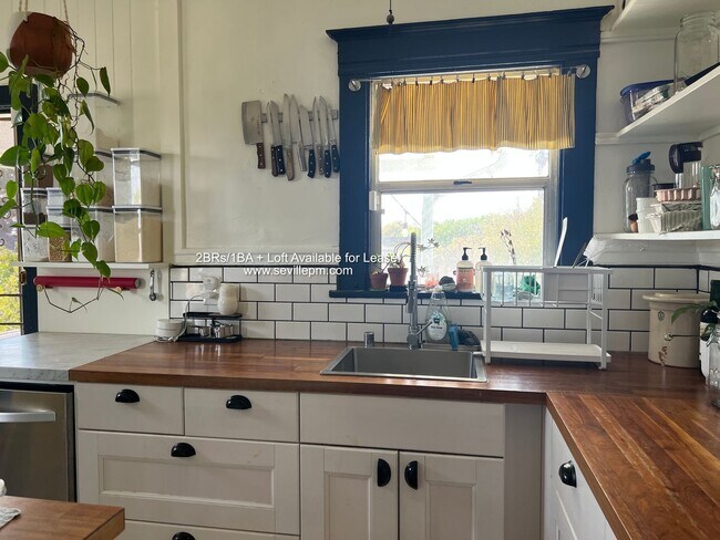 Building Photo - CHARMING 2 BEDROOM /1 BATHROOM HOME W/LOTS...