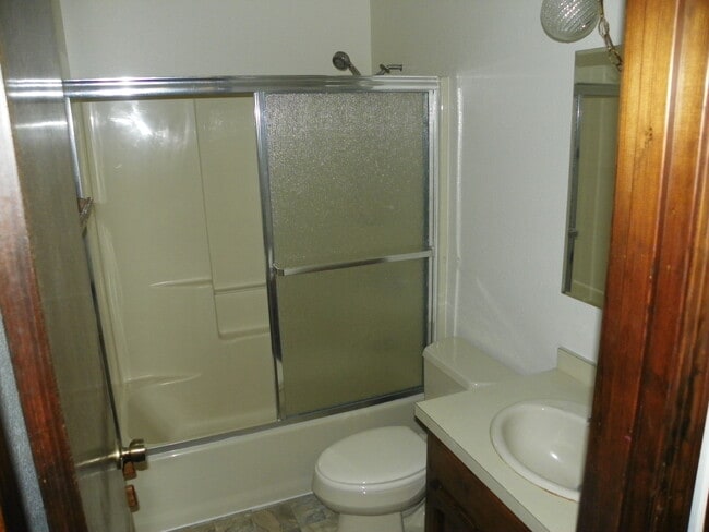 Building Photo - Eastside House, 3 Bdrm, 2 Bath, Gas Heat, ...