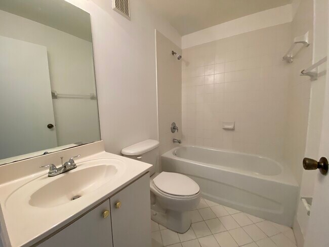 Building Photo - 2921 SE 12th Rd