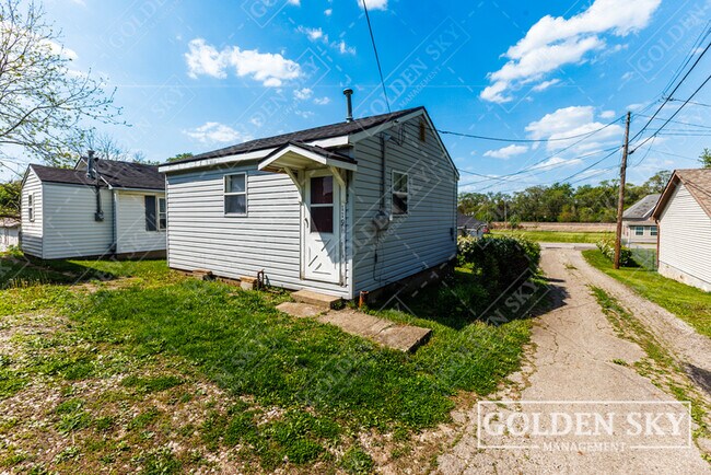 Building Photo - 119 E 1st St