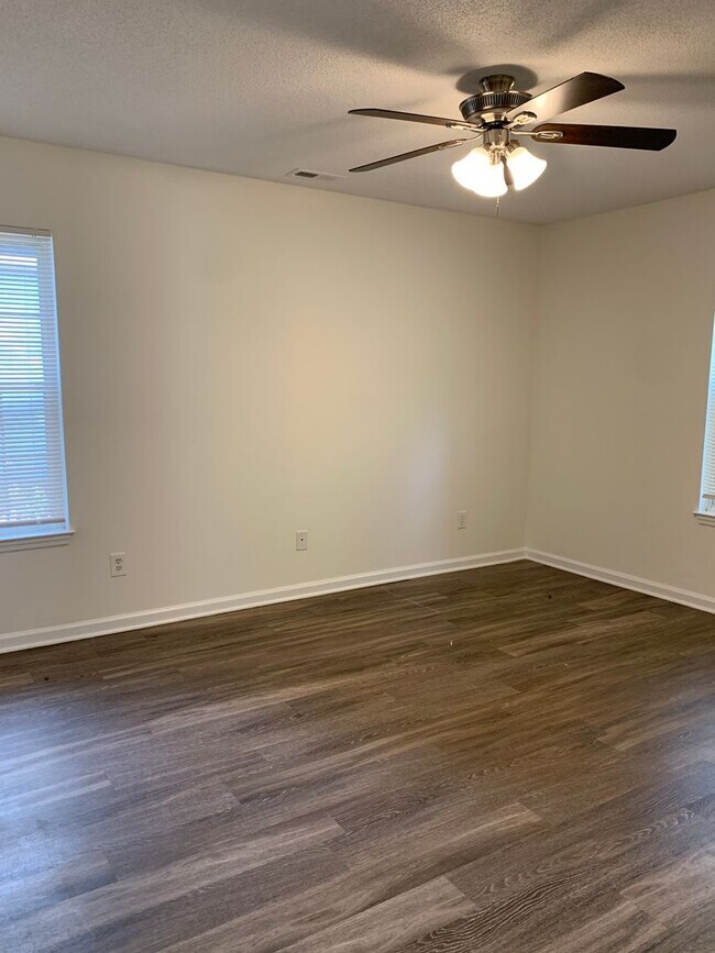 Building Photo - 3 Bedroom 2 Bath House on Hillsdale Drive