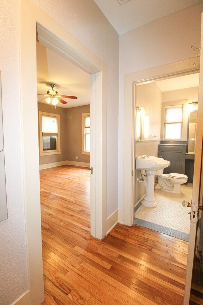 Building Photo - 438 W Rosewood Ave