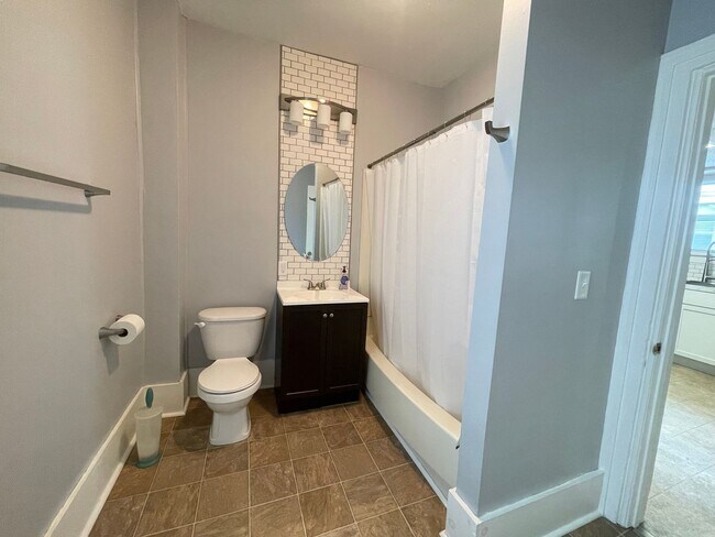 Building Photo - Two Bedroom Home - NE Side of Grand Rapids!