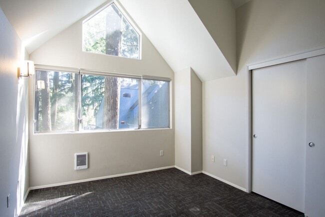 Building Photo - Fantastic Lake Oswego 2Bdr w/Fireplace, Dishwasher & W/D + Balcony